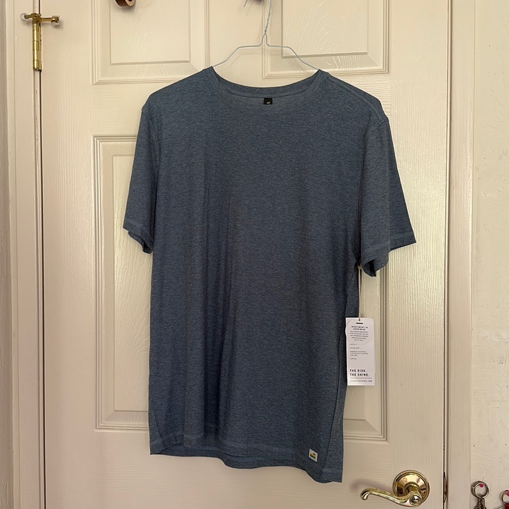 Men’s Large Vuori T Shirt